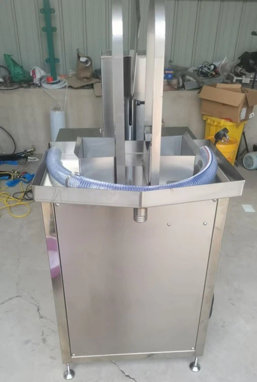 Young coconut half cutting machine (1)_conew1